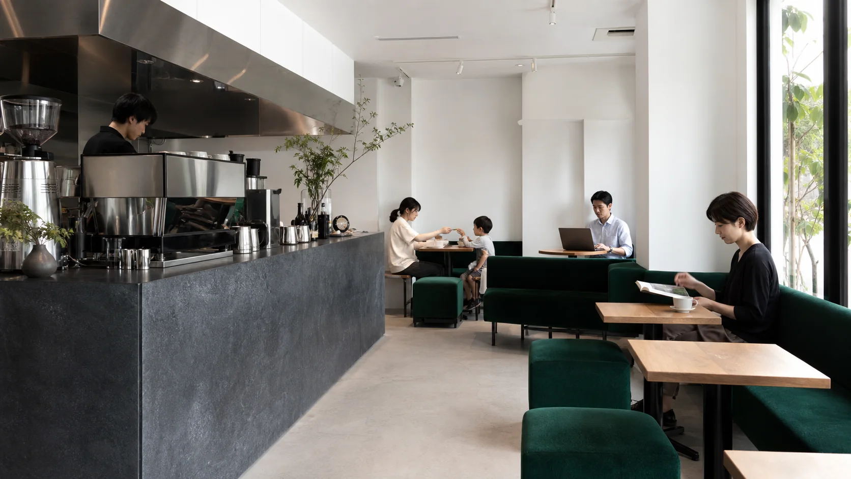 親子や一人客が自然に過ごす明るい店内