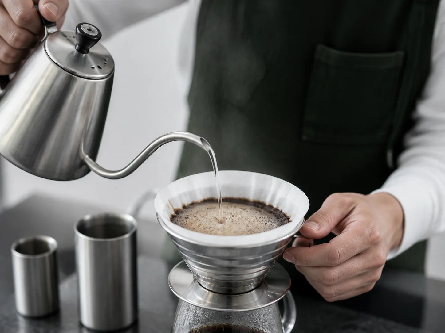 湯を注いでコーヒーを抽出する手元